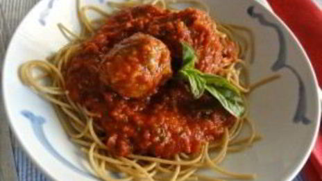 паста с фрикадельками в томатном соусе