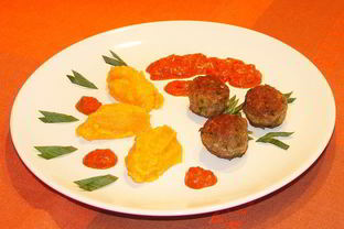 Пюре из брюквы с фрикадельками из индейки и соусом Бискаенне