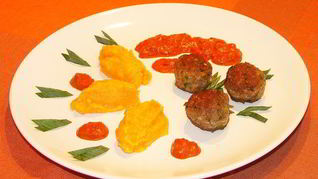 Пюре из брюквы с фрикадельками из индейки и соусом Бискаенне