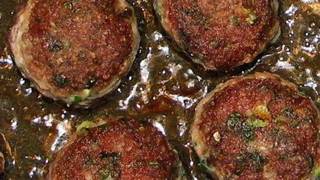 пюре из брюквы с фрикадельками из индейки и соусом бискаенне