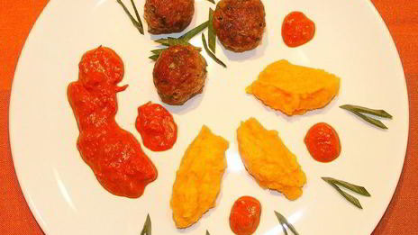 пюре из брюквы с фрикадельками из индейки и соусом бискаенне