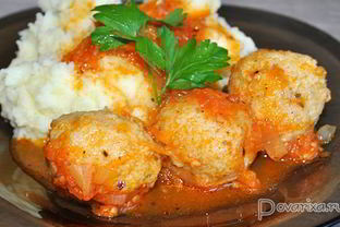 Рыбные фрикадельки в овощном соусе