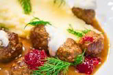 Шведские фрикадельки с брусничным джемом