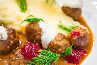 Шведские фрикадельки с брусничным джемом