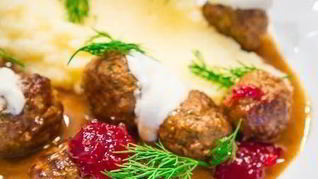 Шведские фрикадельки с брусничным джемом