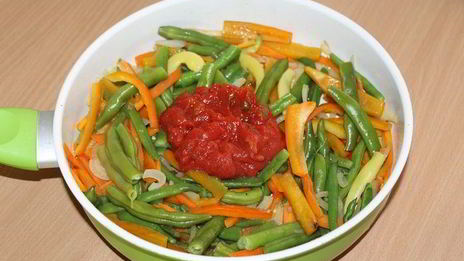 соте со стручковой фасолью и фрикадельками