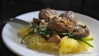 Спагетти сквош с фрикадельками и шпинатом