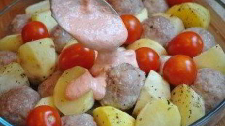 запеченный картофель с фрикадельками