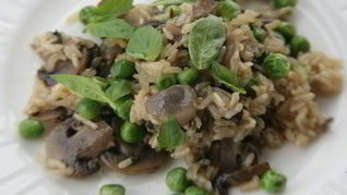 Бурый рис с грибами и зеленым горошком