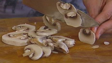 бурый рис с грибами и зеленым горошком