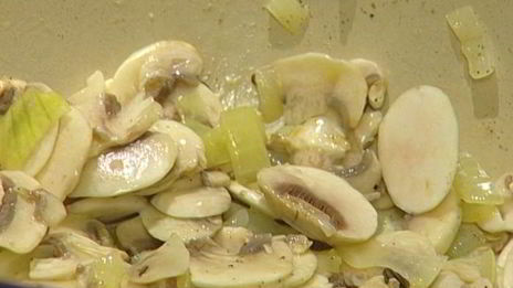 бурый рис с грибами и зеленым горошком