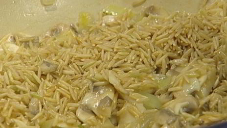 бурый рис с грибами и зеленым горошком