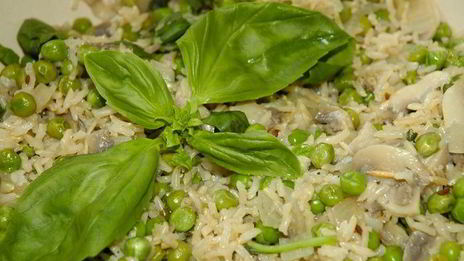 бурый рис с грибами и зеленым горошком