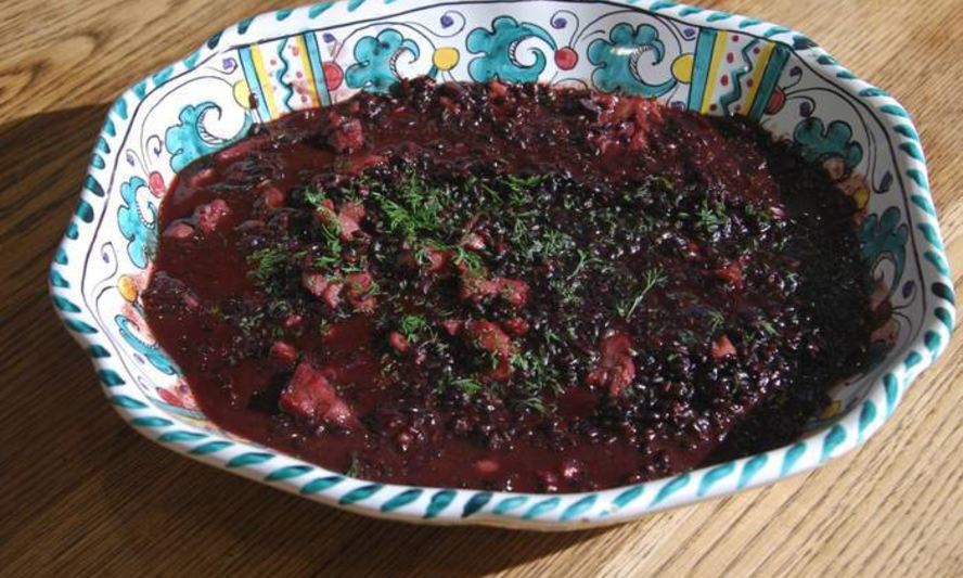 Рецепт черного риса с копченой форелью