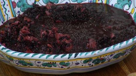 черный рис с копченой форелью