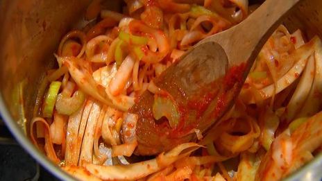 черный рис с копченой форелью