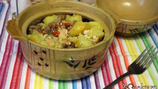 Картофель с курицей и грибами в горшочках