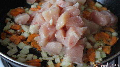 картофель с курицей и грибами в горшочках