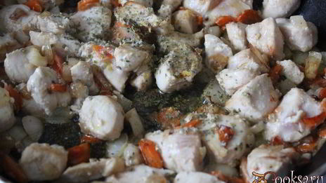 картофель с курицей и грибами в горшочках