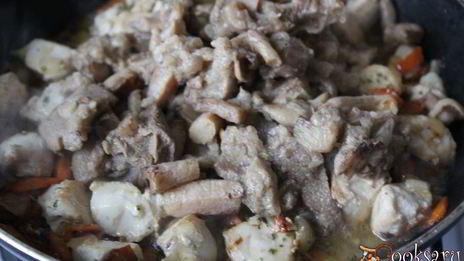 картофель с курицей и грибами в горшочках