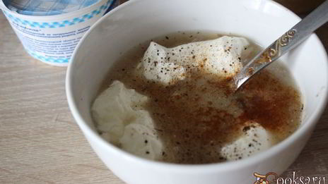 картофель с курицей и грибами в горшочках