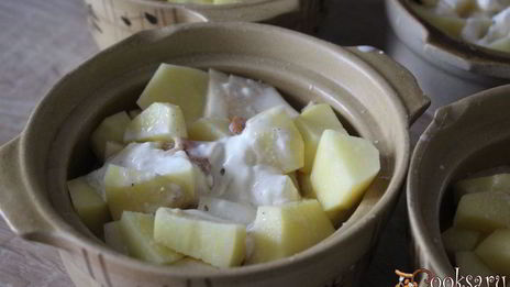 картофель с курицей и грибами в горшочках