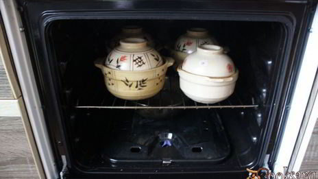 картофель с курицей и грибами в горшочках