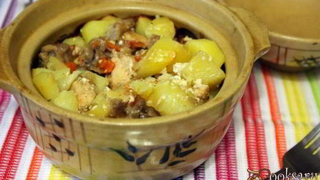 картофель с курицей и грибами в горшочках