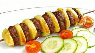 Картофель с мясом на шпажках