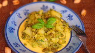 Картофель с оливками, фисташками и базиликом