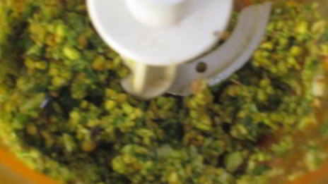 картофель с оливками, фисташками и базиликом