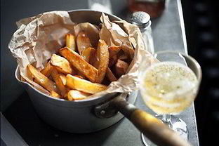 Картофель с соусом дзадзики и морской солью