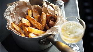 Картофель с соусом дзадзики и морской солью