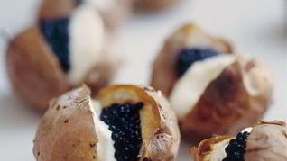 Картофель в мундире со сметаной и икрой