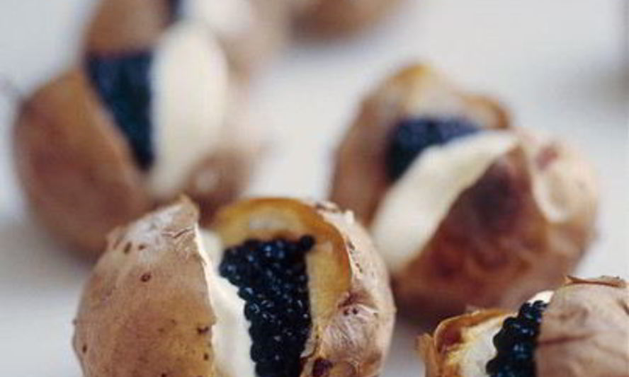 Рецепт картофеля в мундире со сметаной и икрой