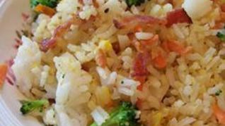 Китайский жареный рис с овощами и беконом
