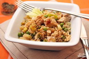 Коричневый рис с индейкой и овощами