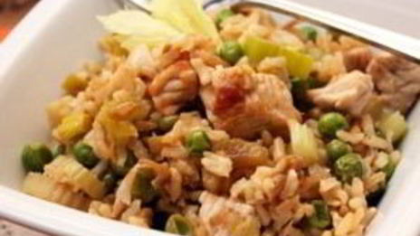 коричневый рис с индейкой и овощами