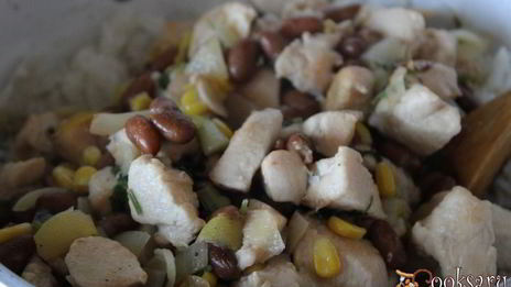 лимонный рис с курицей, кинзой и фасолью