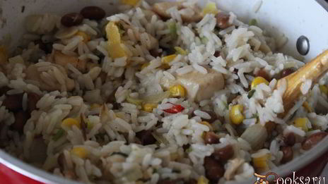 лимонный рис с курицей, кинзой и фасолью