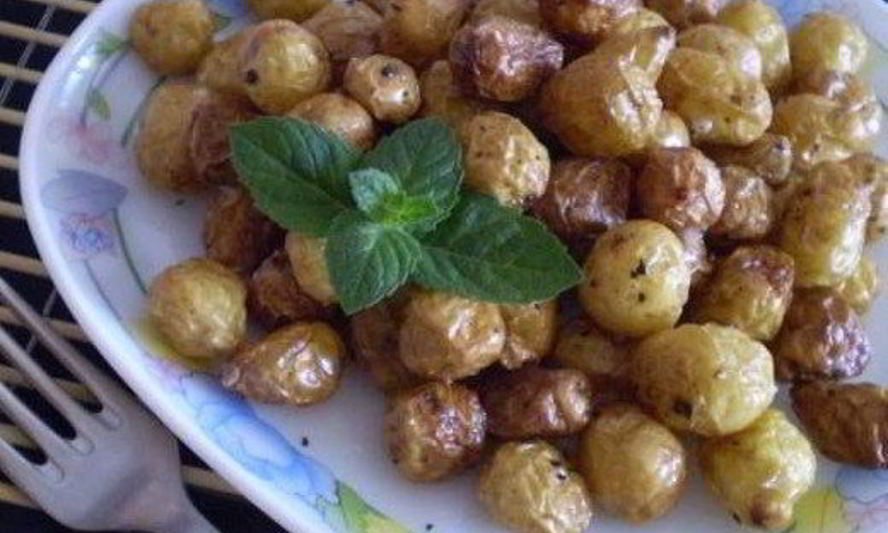 Рецепт мелкого картофеля с чесноком