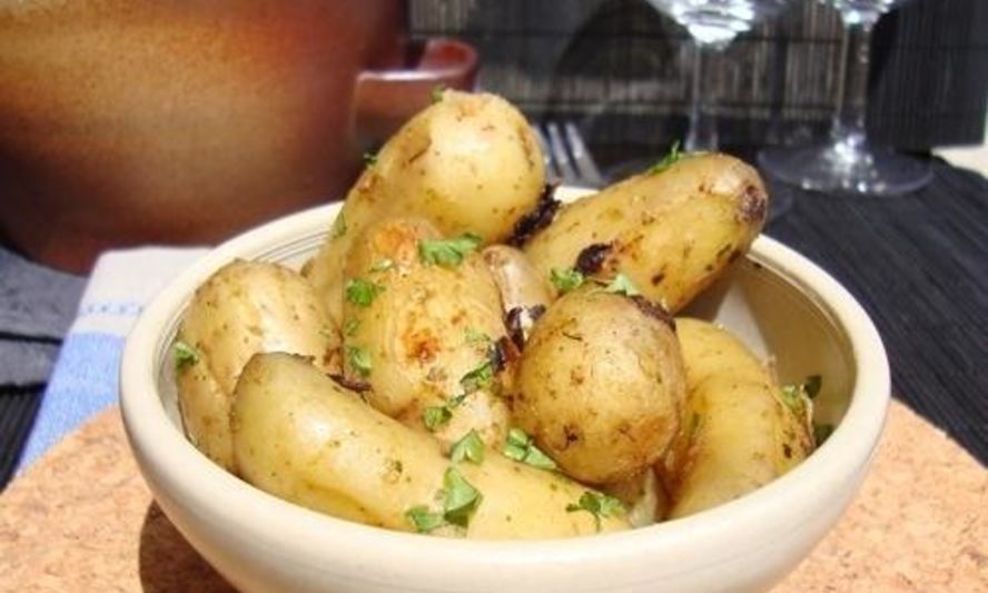 Рецепт молодого картофеля с чесноком и петрушкой