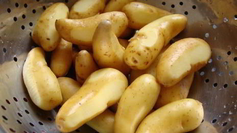 молодой картофель с чесноком и петрушкой