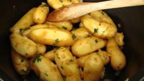 молодой картофель с чесноком и петрушкой