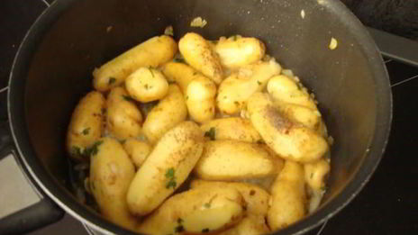 молодой картофель с чесноком и петрушкой