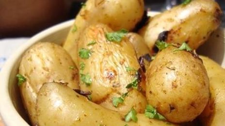 молодой картофель с чесноком и петрушкой