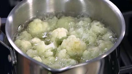 пюре из цветной капусты и корня сельдерея