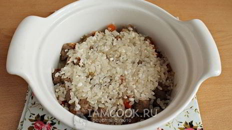 рис с мясом в горшочках в духовке