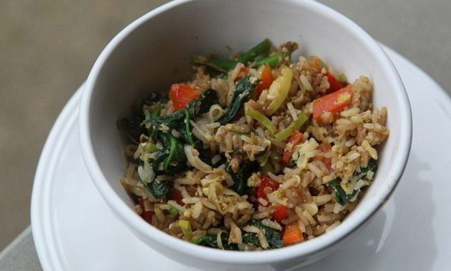 Рецепт риса, зажаренного с овощами и яйцом