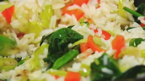 рис, зажаренный с овощами и яйцом